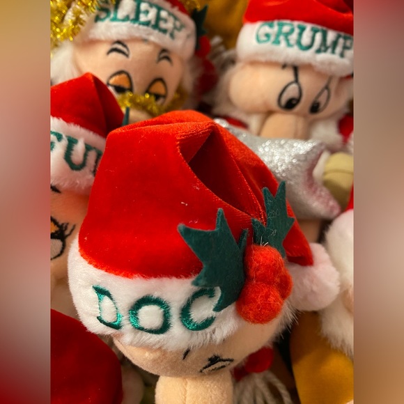7 Dwarfs in a Christmas Sleigh, Vintage, Retired Disney Plush  NWT - Picture 5 of 10